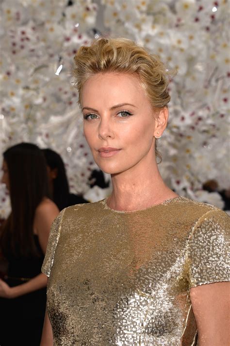 Los 15 mejores looks de Charlize Theron: un ícono de la moda en el