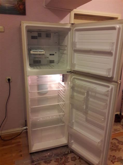 Продам холодильник Шарп в отличном состоянии.