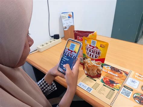Mahasiswa ITS ketika memindai QR Code pada kemasan produk yang telah ...