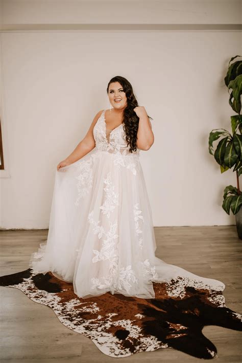 Nera Bianca Bridal — Black Tie & White Satin - Fremont Nebraska's