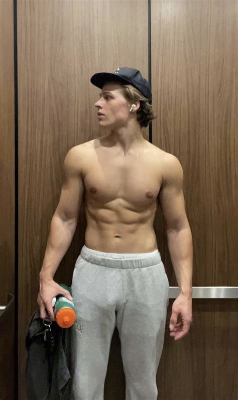 Tweets with replies by Celebrity Men & onlyfans guys 💯 🇦🇺 (@MenMen2021