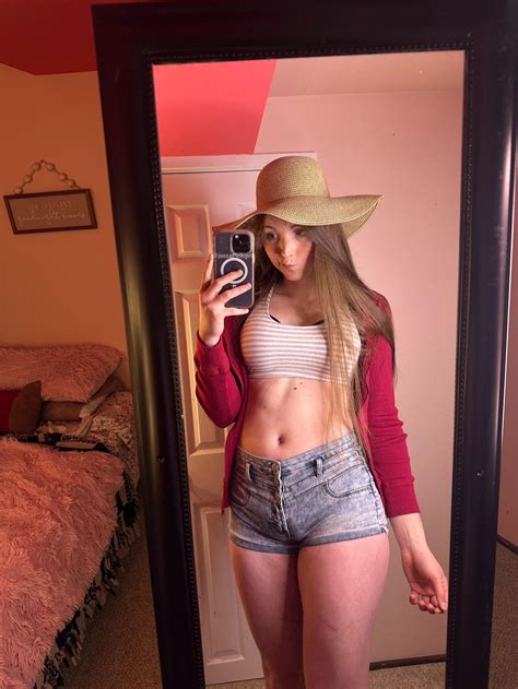 may I see your one piece? 🫣🍆 : u/jessaPinkgirl