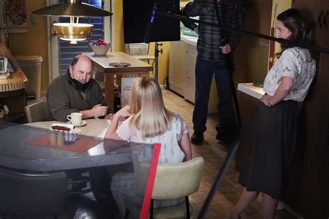 Tonight on Young Sheldon: Jason Alexander Directs "A Frat Party