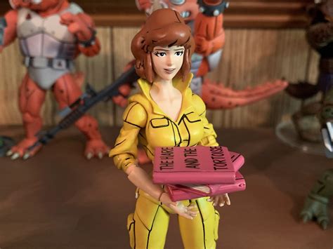 NECA TMNT Toon “Mutant Interest Story” – Deluxe April O’Neil | The