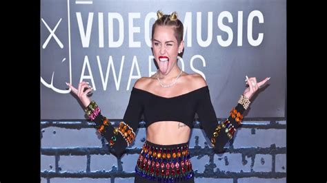 Miley Cyrus on the Red Carpet 2013 MTV VMA - YouTube