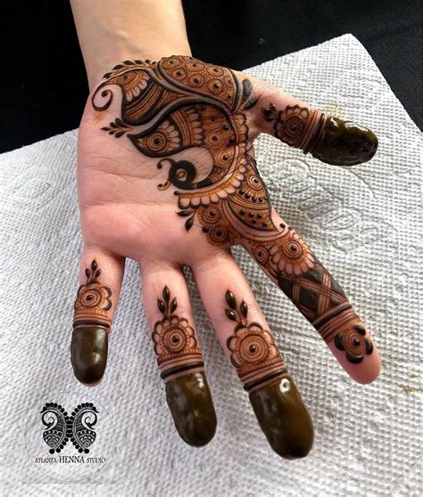 Palm Easy Round Mehndi Design : Very popular palm designs are circular floral designs.