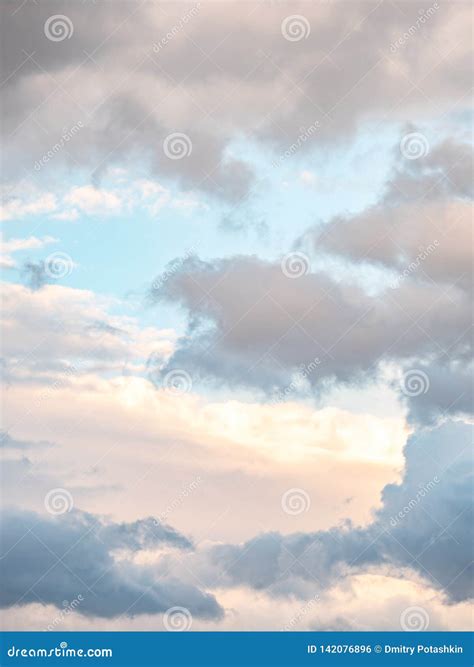 Cielo Nublado Imagen De Fondo, Cielo De La Primavera Con Color Rosado