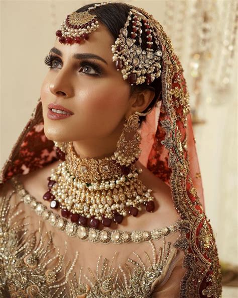 Nimra Khan looks breathtakingly stunning as bride