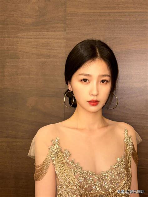 Yu Shuxin is radiant in a gilded backless dress, and her makeup is