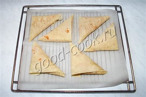 Запеченные треугольники из лаваша с курицей. Рецепт приготовления