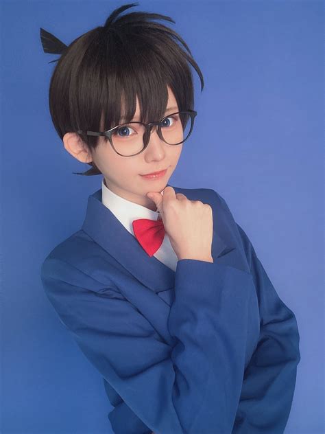 Enako Cosplays as Detective Conan to Promote New Anime Film