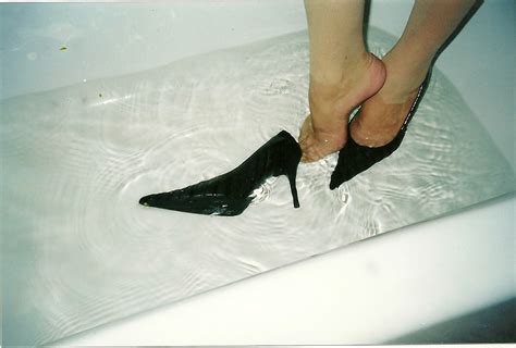 scan copy  black patent pumps  reinforced toe