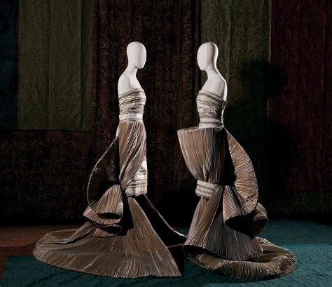 Moda și artă în viziunea lui Roberto Capucci | Revista ...