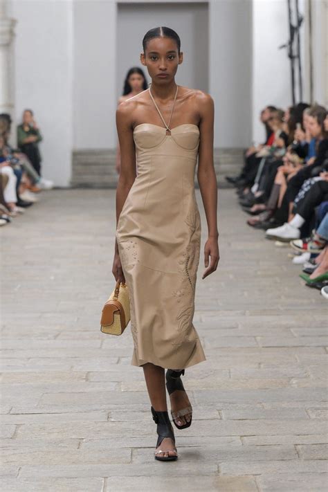 Belén Rodriguez a Le Iene col tubino: nella puntata 8 osa con mini oblò