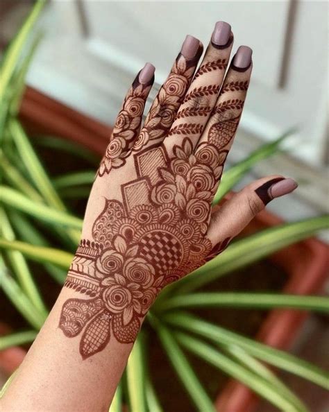 short mehndi design  women stylish  mehndi designs  hand