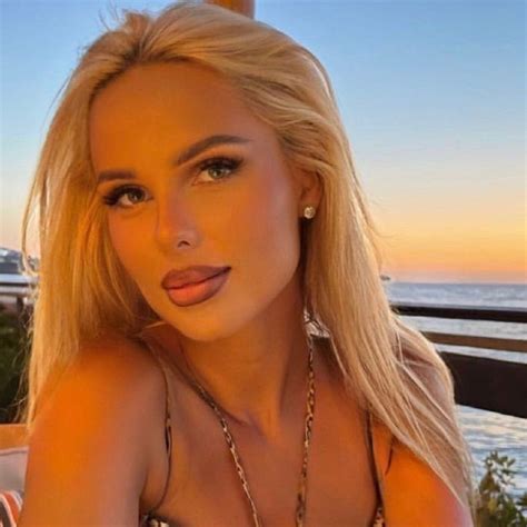 «Цель — минус 4 кг»: певица Ханна похвасталась фигурой в купальнике ...