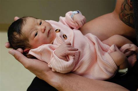 kens  traffic anchor alanna sarabia welcomes baby girl