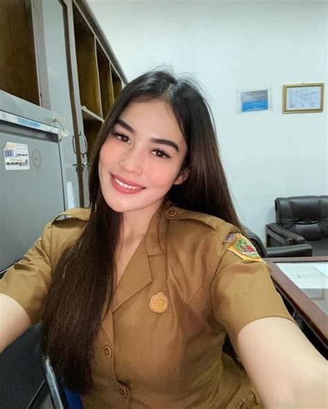 5 Pose Kadek Puspita Dewi PNS Cantik Bikin Heboh Dunia Maya, No 2 Pakai ...