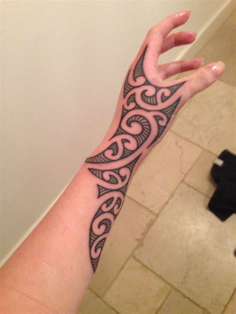 Maori hand piece | Arm tattoos drawing, Hand tattoos, Hand tattoo images