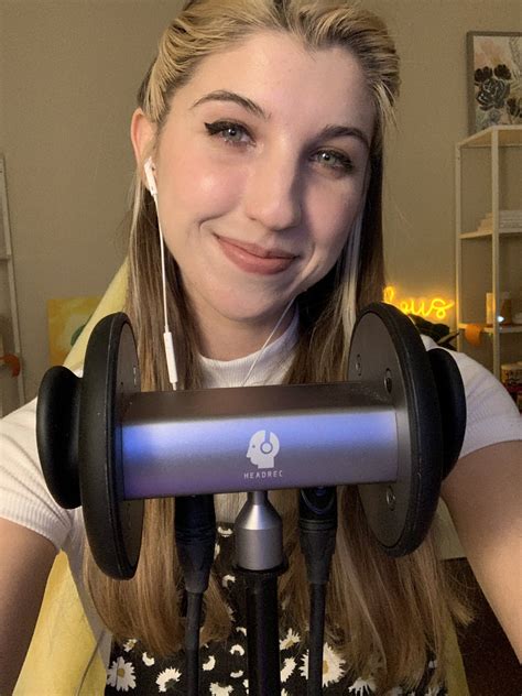 Frivvi doing live Asmr on Twitch right now (7/18) : r/FrivolousFox