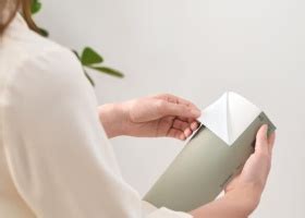 Peel-And-Stick Paint Samples: Redefining Painting with Samplize