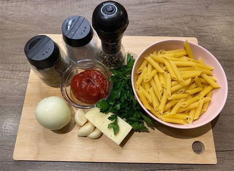 Макароны с томатной пастой и сыром на сковороде
