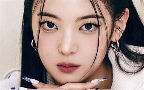 Lia is the next member to display her charms for ITZY's mini-album ...