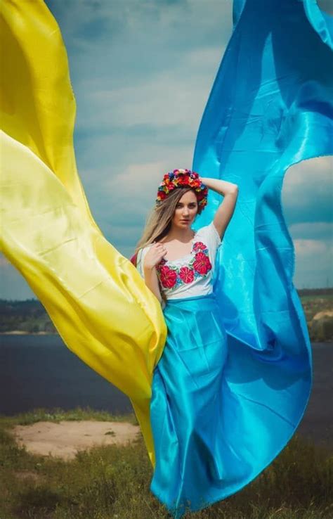 Знамення сяє сонцем золотим, Небесною виблискує блакиттю… З ним ...