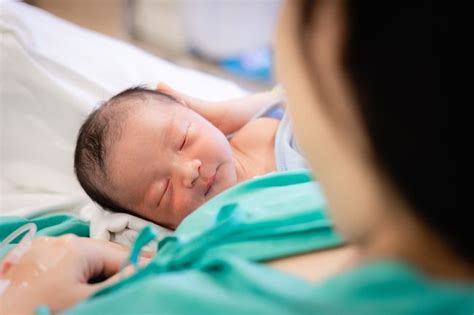 Apakah Ari-ari Bayi Harus Dikubur atau Ditaruh di Bank Plasenta?