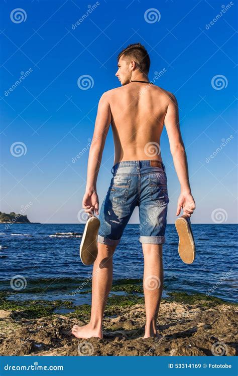 Jeune Homme Nu Sexy Beau Attirant Sur La Roche Près Du Wa De Mer Photo ...