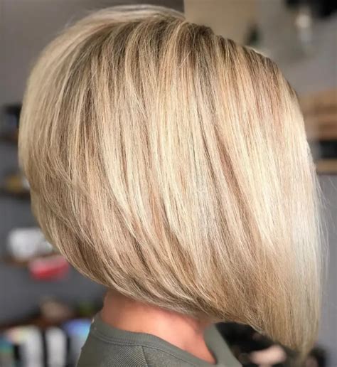 Nouvelle coupe de cheveux Brigitte Macron : Le carré plongeant