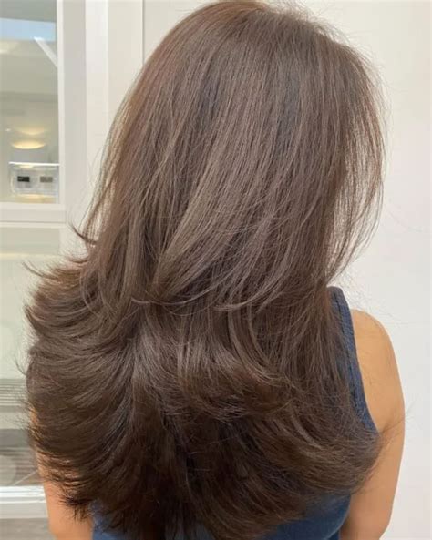 potongan rambut oval layer  belakang gaya trendi