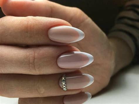 صور... Almond Nails تسيطر على تقاليع أظافر 2017 - عين