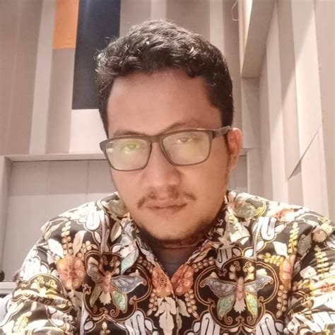 pose salam satu jari akankah oknum camat  lamongan tersandung kode