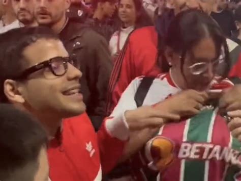 Video: una hincha de River fue al Monumental con la camiseta de