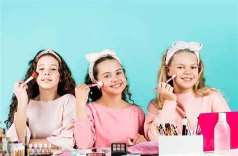 Maquiagem Em Meninas - Meninas felizes fazendo maquiagem juntas Felicidade da irmandade Loja ...