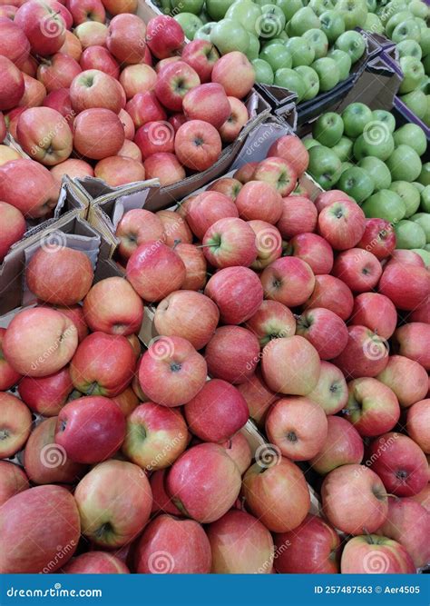 Manzanas Verdes Y Amarillas Frescas Imagen de archivo - Imagen de verde