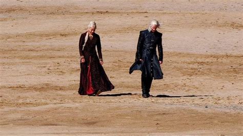 Мэтт Смит и Эмма Д'Арси на пляже Холиуэлл Бэй | Съемки сериала «Дом ...