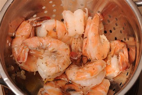 How to Cook Frozen Shrimp With the Shell on the Stove Top | Livestrong