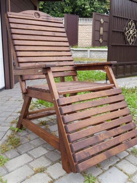 Кресло из деревянных реек