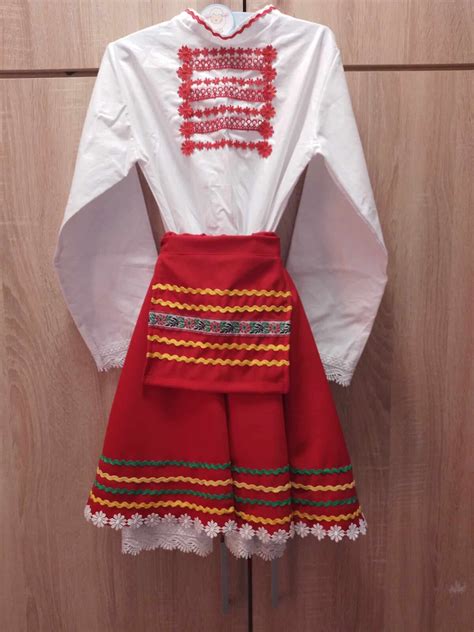 Народна носия с пола