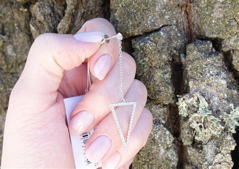 Сережки-гвоздики треугольники висячие купить в интернет-магазине Ювелир ...