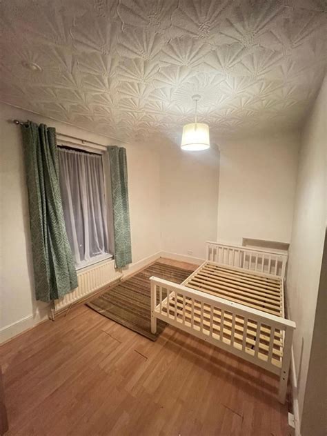 london studio flat earlham grove   rent    pm