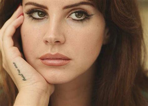 How does Lana Del Rey do her eyeliner?