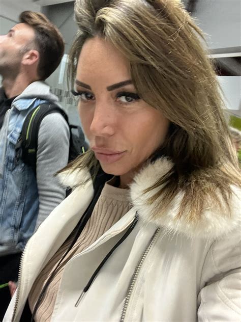 TW Pornstars - 2 pic. Vittoria Divine. Twitter. A votre avis quelle est