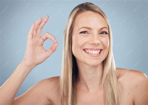 Retrato a mano y perfecto con una mujer modelo en estudio sobre un