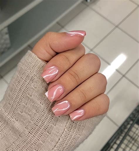 nail inspo  short hair daisy quinnt