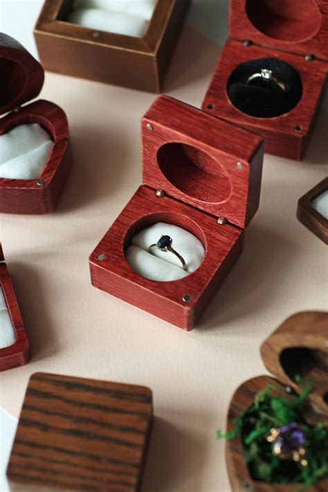 Футляр для помолвочного кольца | Wood ring box, Wood rings, Ring holder ...