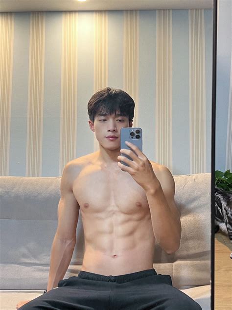 Yu Duanqian นายแบบแดนมังกร หนุ่มหล่อหน้าใส ราวกับหลุดมาจากซีรีส์