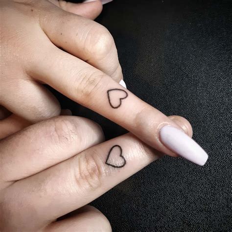 Coração No Dedo Tattoo - Tatuagem de coração no dedo: 50 desenhos que vão te deixar apaixonada ...